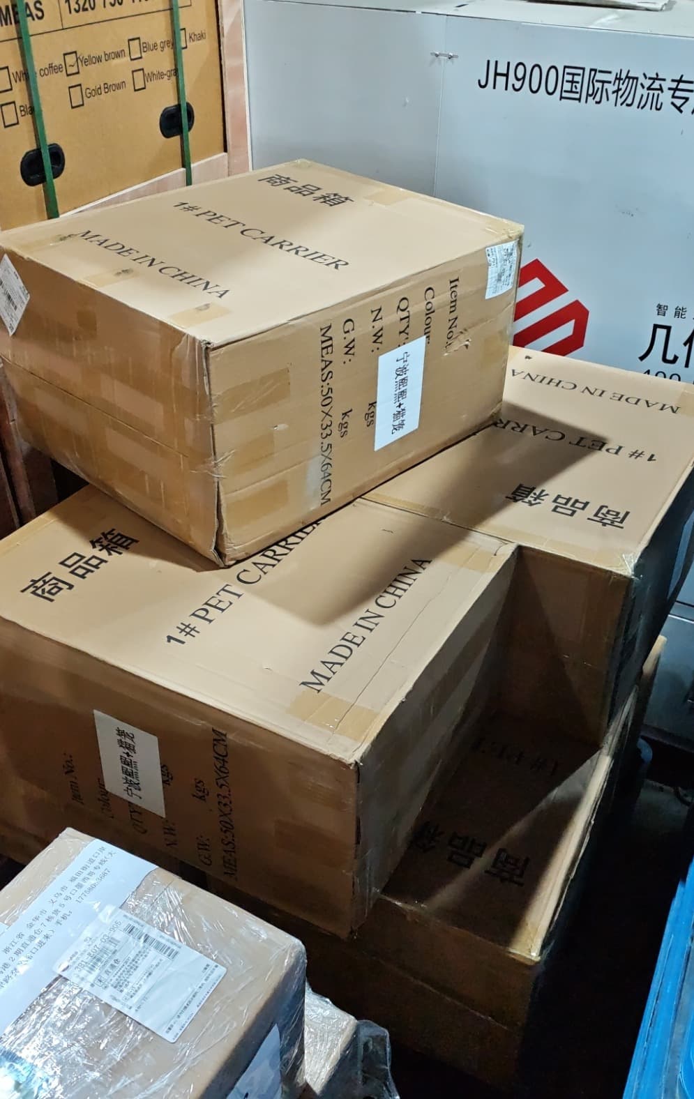 Cliente verificando calidad de productos